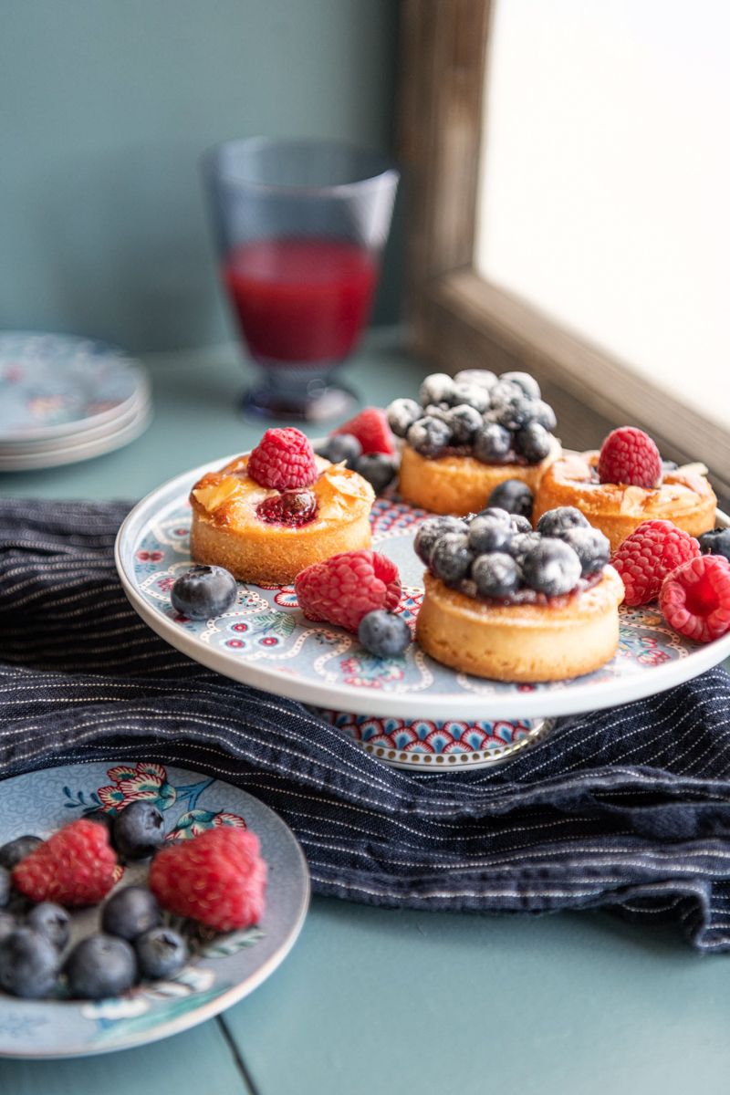 Pip Studio Flower Festival dortový podnos Ø21cm, červeno-modrý