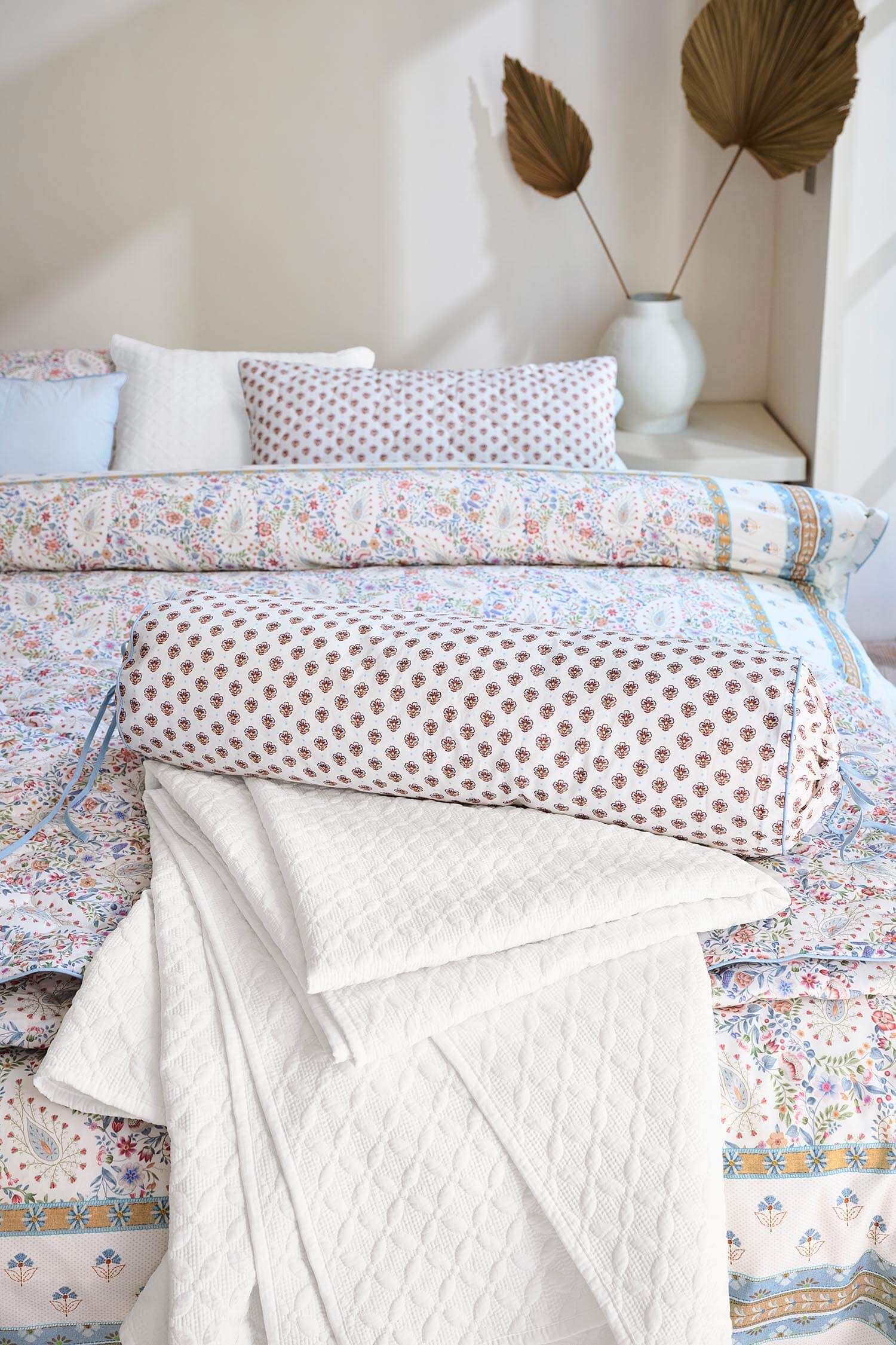 Pip Studio polštář Jaipur Flower 22x70 cm, světle modrý