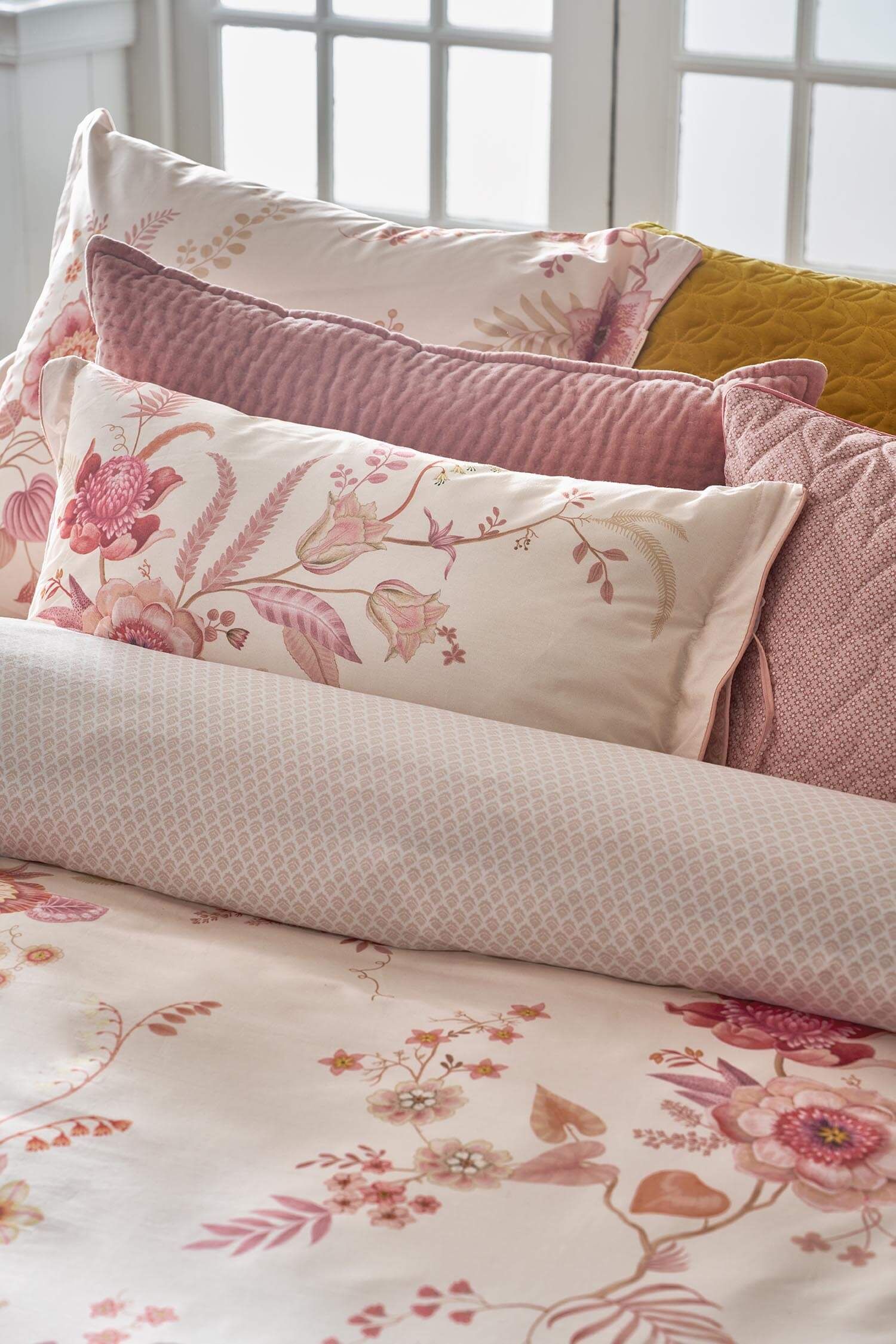 Pip Studio polštář Everbloom 35 x 60 cm - světle růžový