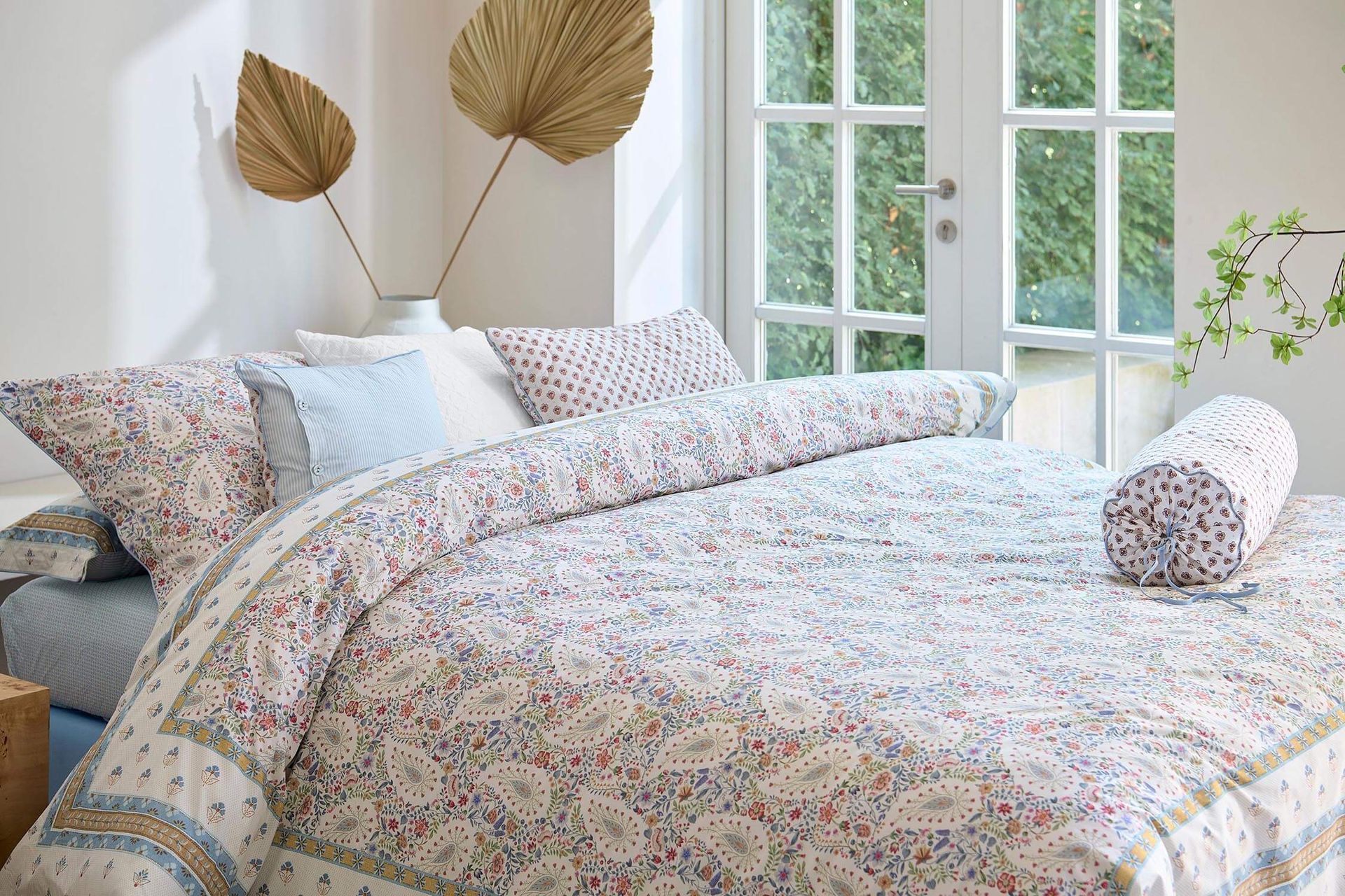 Pip Studio polštář Jaipur Flower 22x70 cm, světle modrý