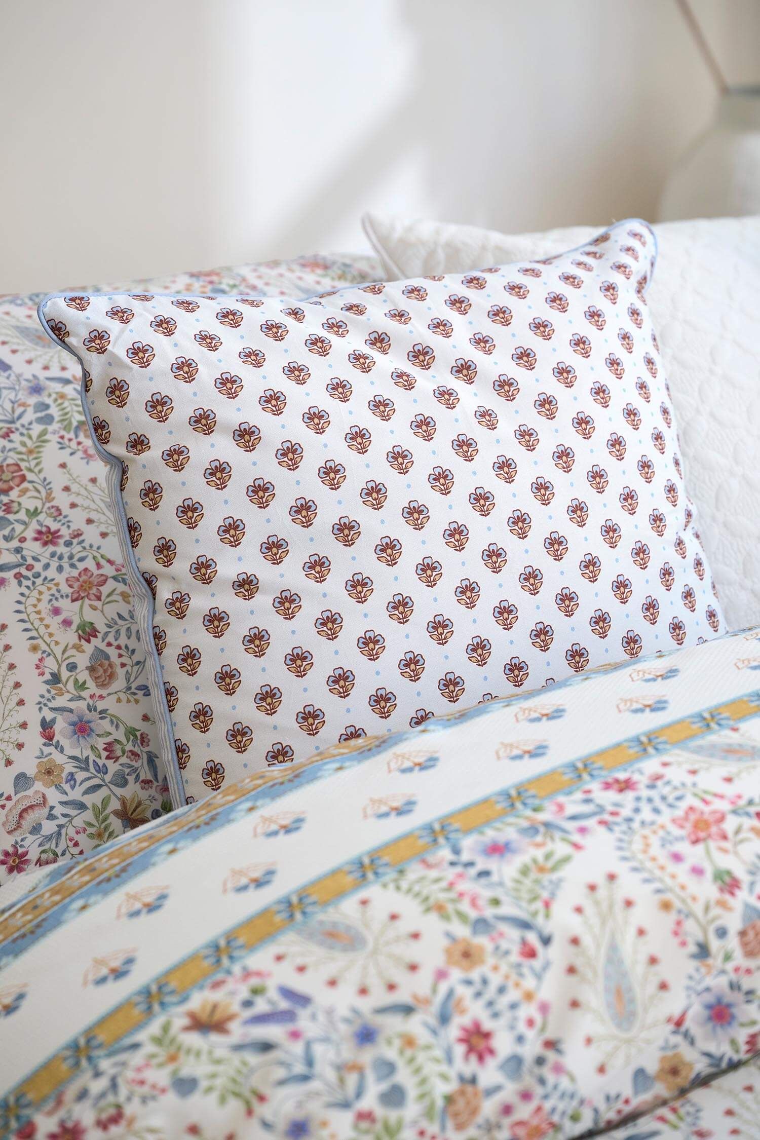 Pip Studio polštář Jaipur Flower 40x40 cm, světle modrý