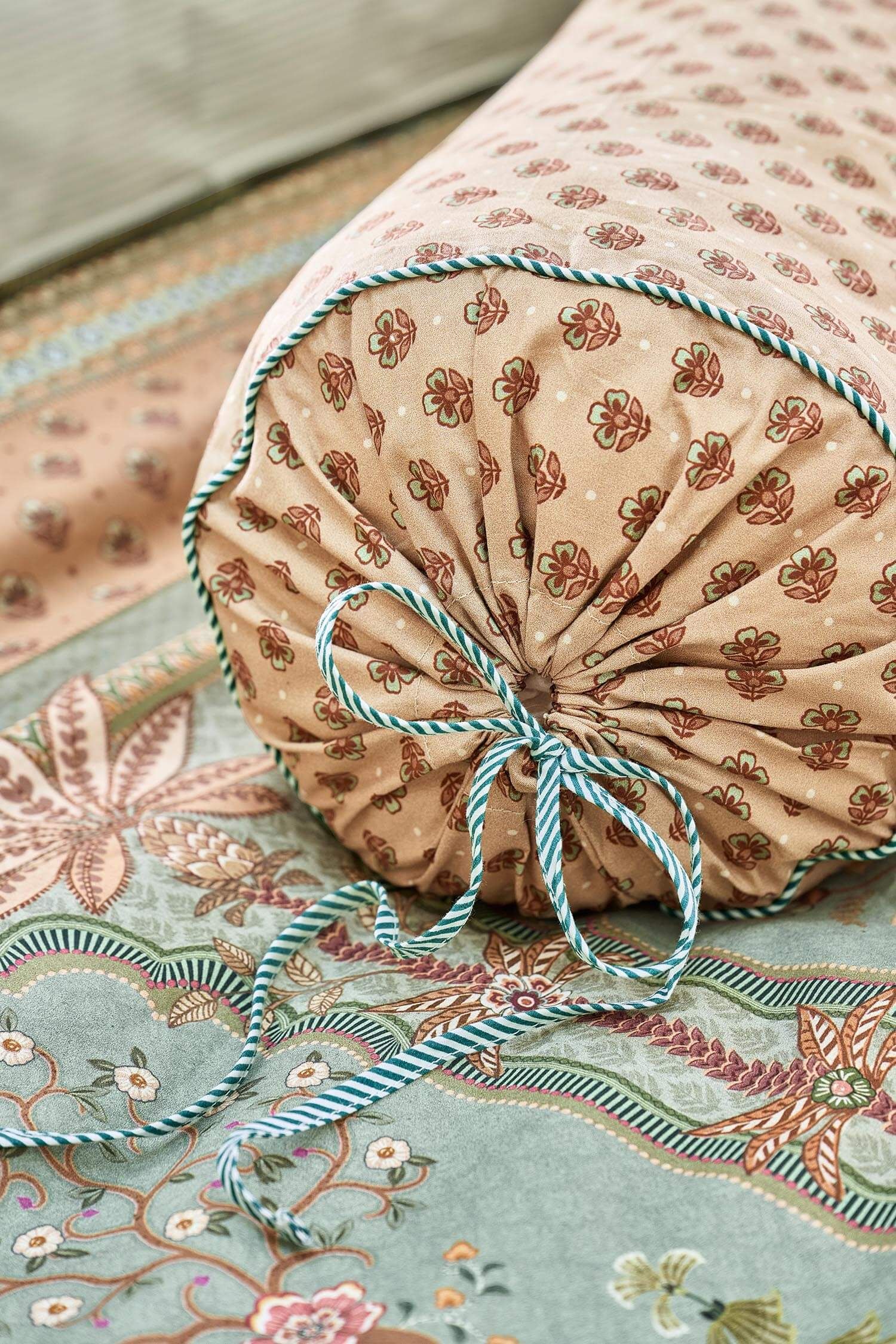 Pip Studio polštář Jaipur Flower 22 x 70 cm - zelený