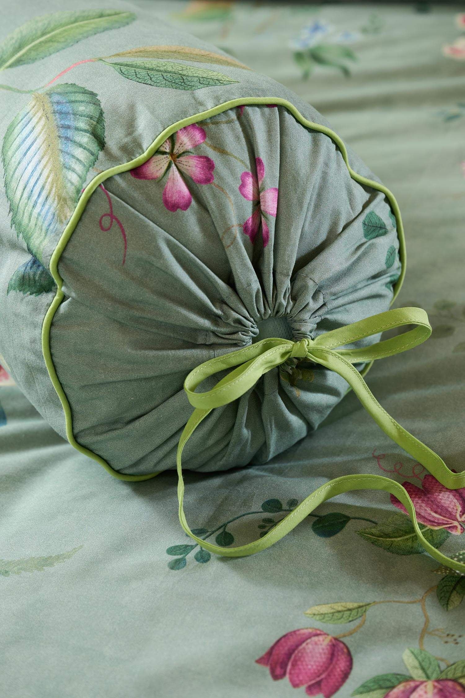 Pip Studio dekorační polštář Everbloom 22 x 70 cm - zelený