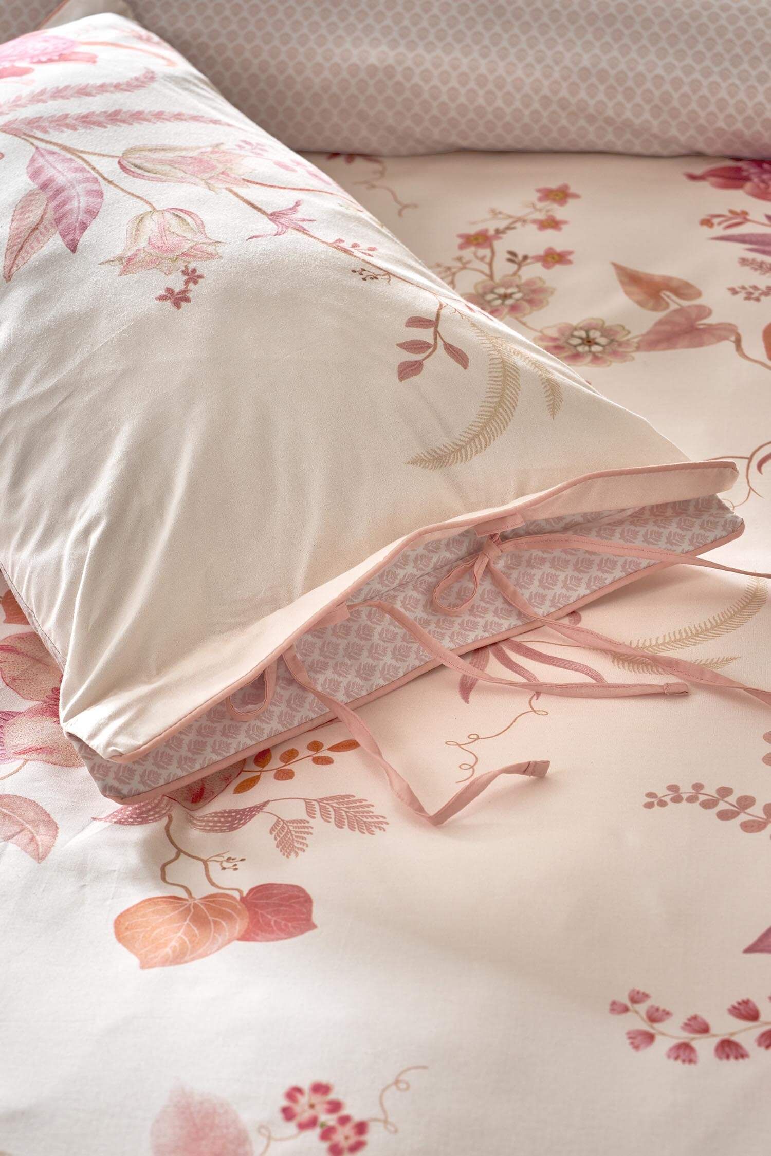 Pip Studio polštář Everbloom 35 x 60 cm - světle růžový