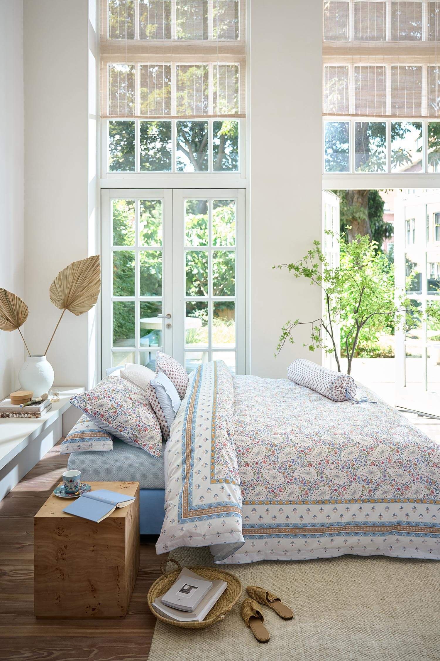 Pip Studio polštář Jaipur Flower 22x70 cm, světle modrý